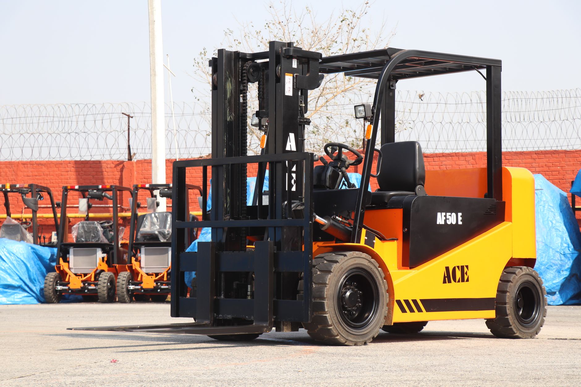 ACE AF50E electric forklift parked in a sunny warehouse area. — transpaleta o carretilla: cuál necesitas